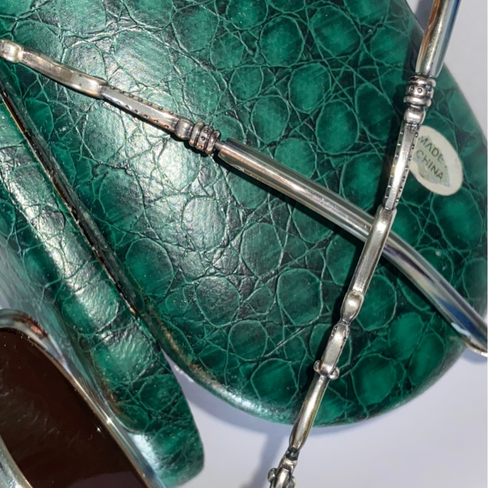 Chic Retro Oval Shaped 90’s Sunglasses w/Green Alligator Case, Very Minor Wear🎄 - Picture 12 of 16